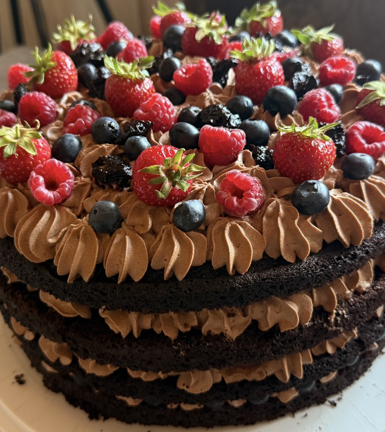 Schokoladentorte mit Schokoladencreme, Erdbeeren, Himbeeren und Blaubeeren